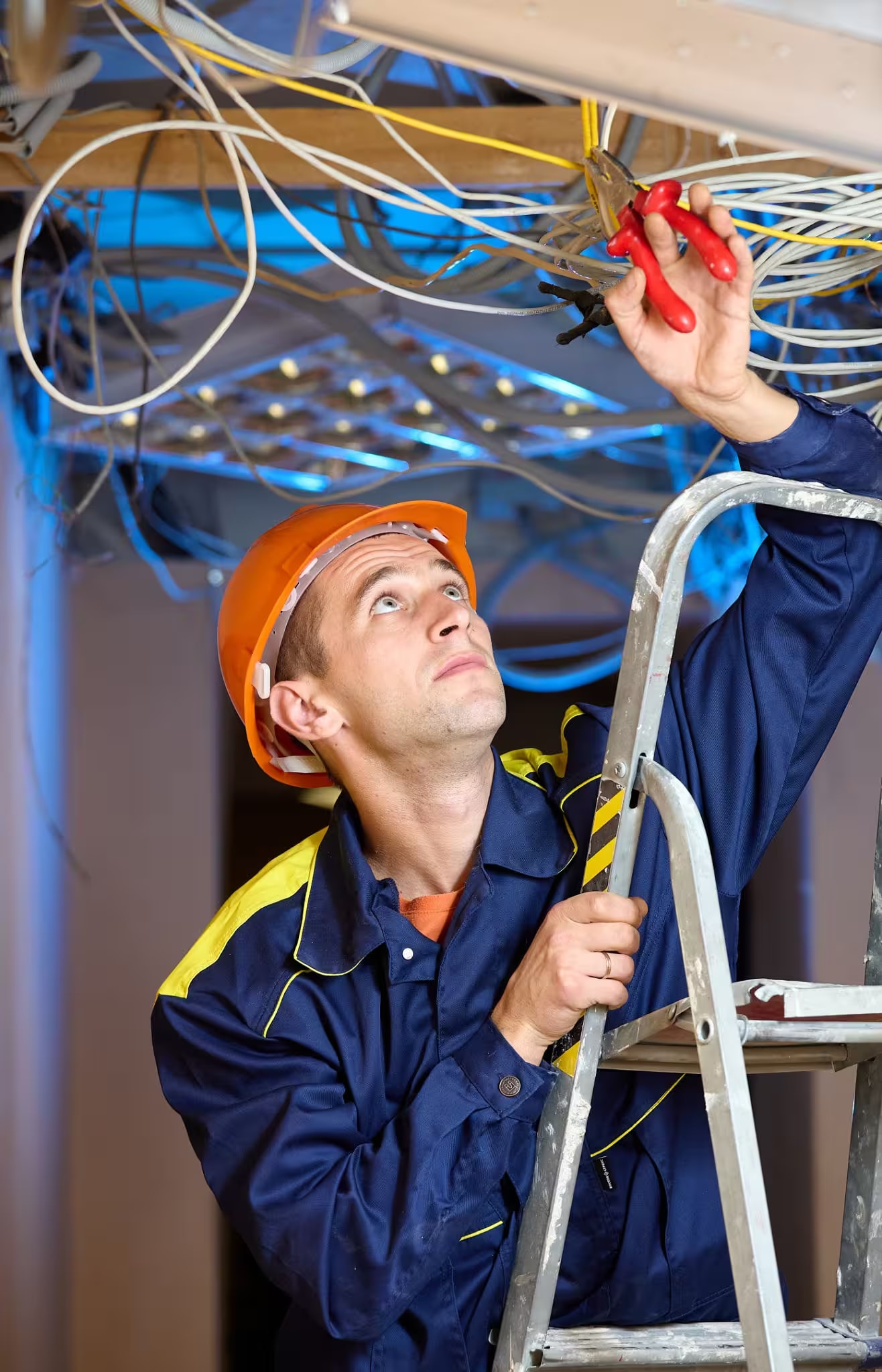 Antalya Elektrik Tesisat Servisi - Uzman Teknisyen Elektrik Tesisat Tamiri Yapıyor