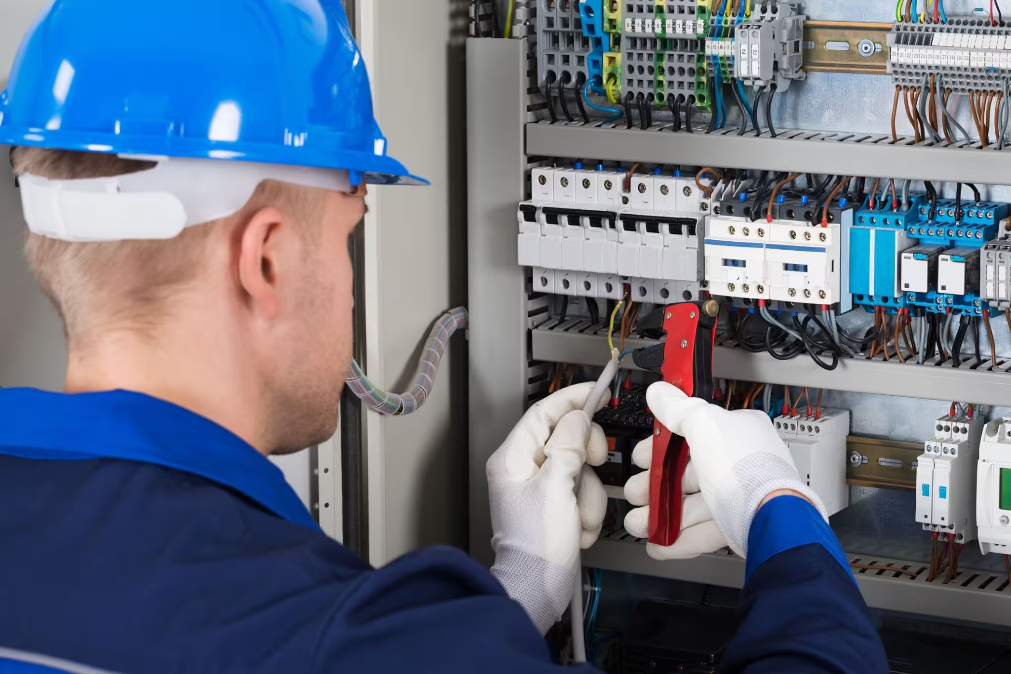 Antalya Elektrik Tesisat Servisi - Uzman Teknisyen Elektrik Tesisat Tamiri Yapıyor