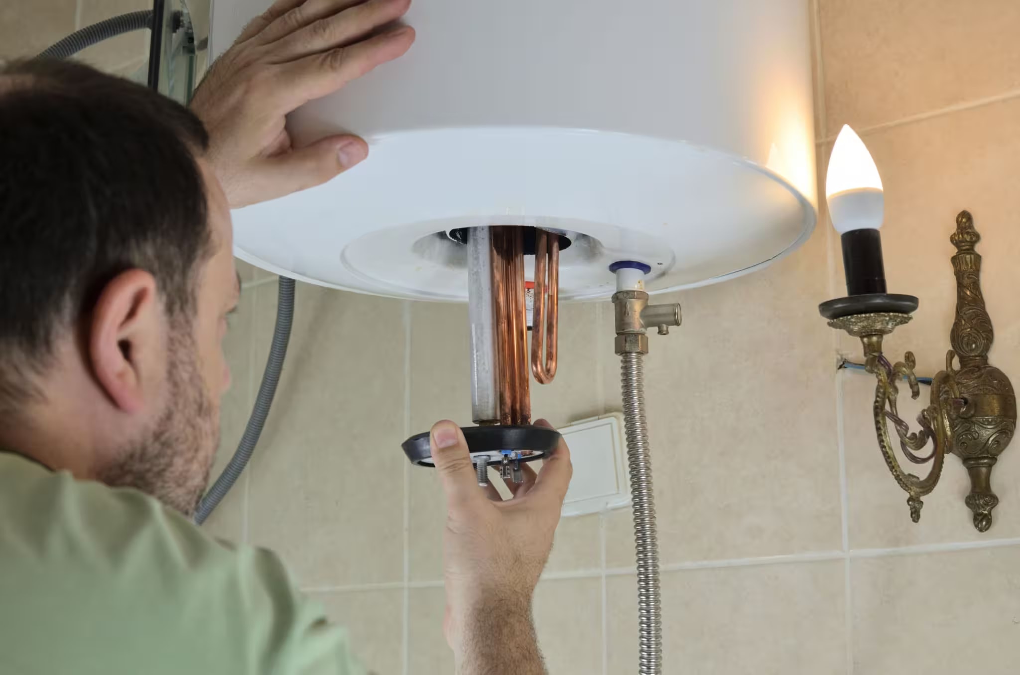 Antalya Termosifon Servisi - Uzman Teknisyen Termosifon Tamiri Yapıyor