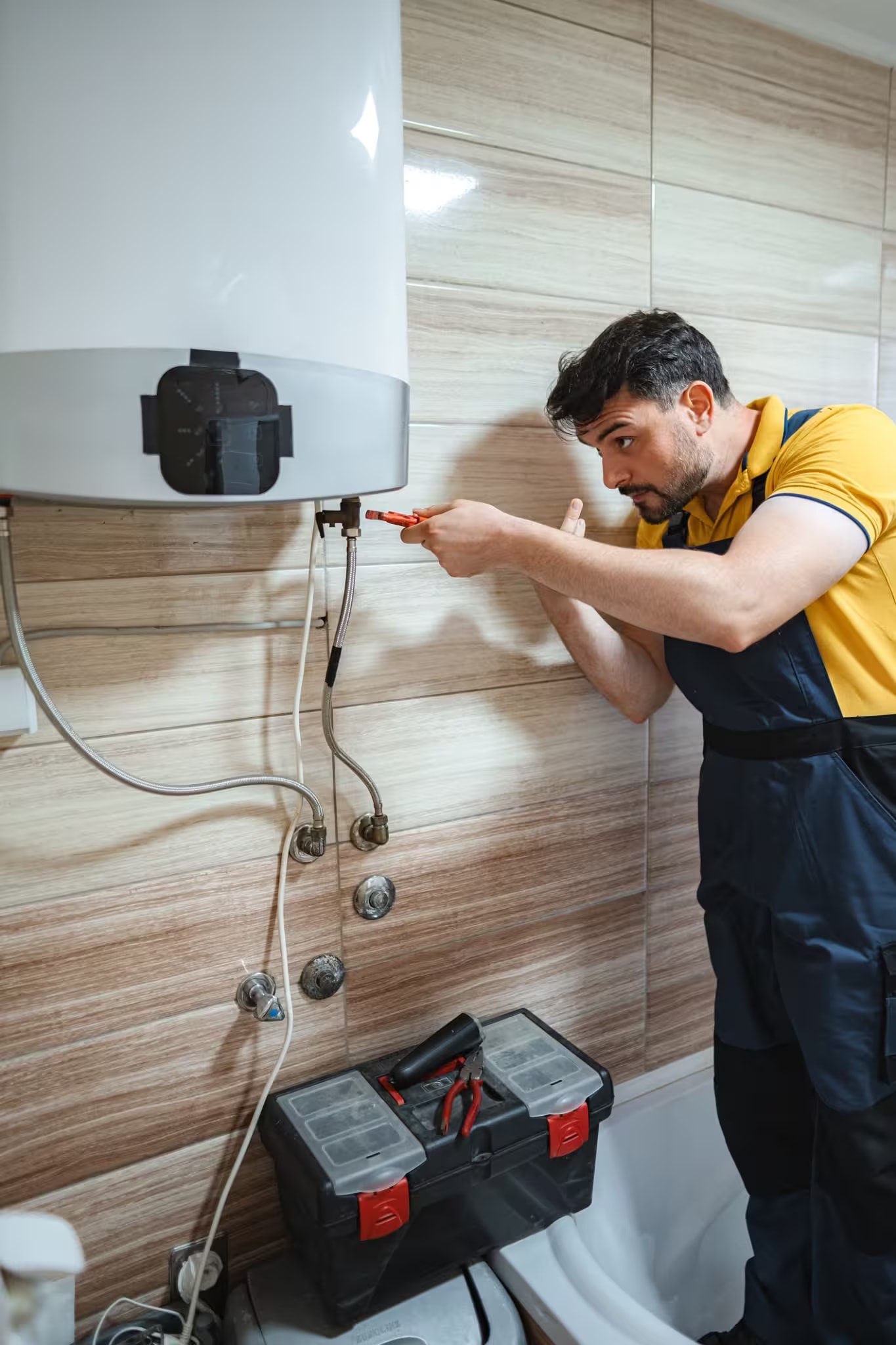 Antalya Termosifon Servisi - Uzman Teknisyen Termosifon Tamiri Yapıyor